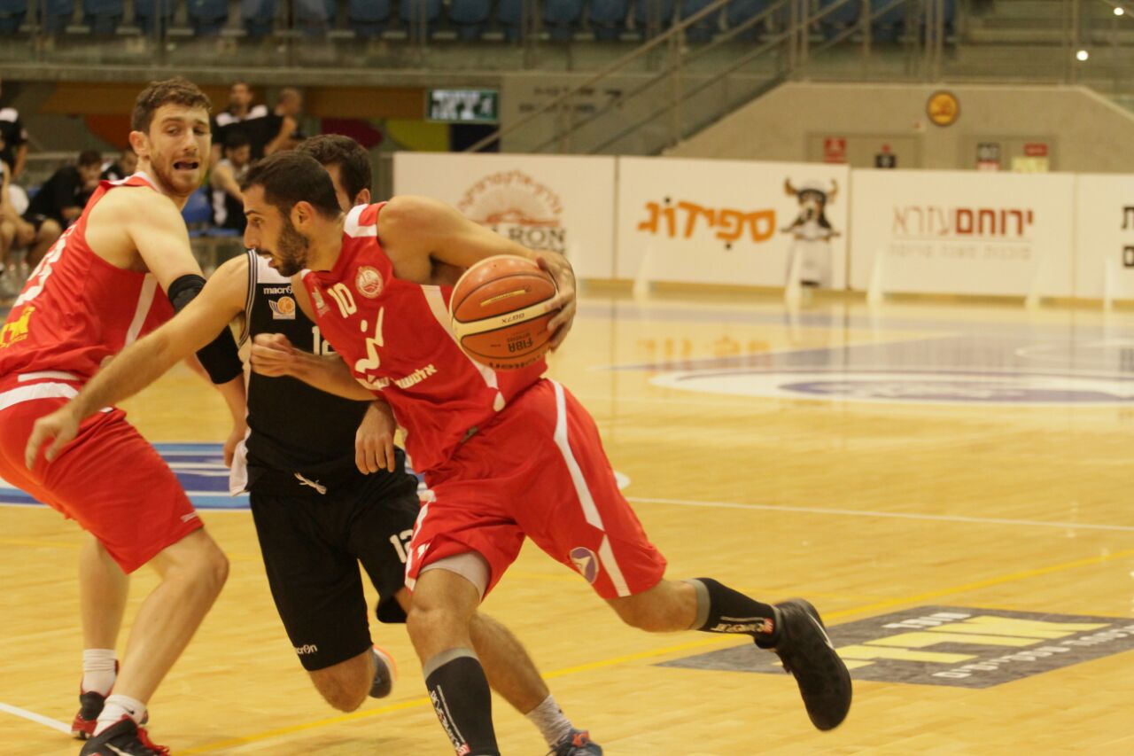 אריאל טמיר מנסה לעבור שחקן של רמת השרון (צילום: בן בודה)